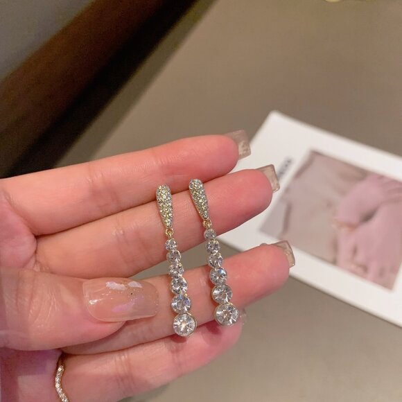 Elegant Vintage-Inspired Long Tassel Earrings with Sparkling Zirconia - Picture 3 of 6